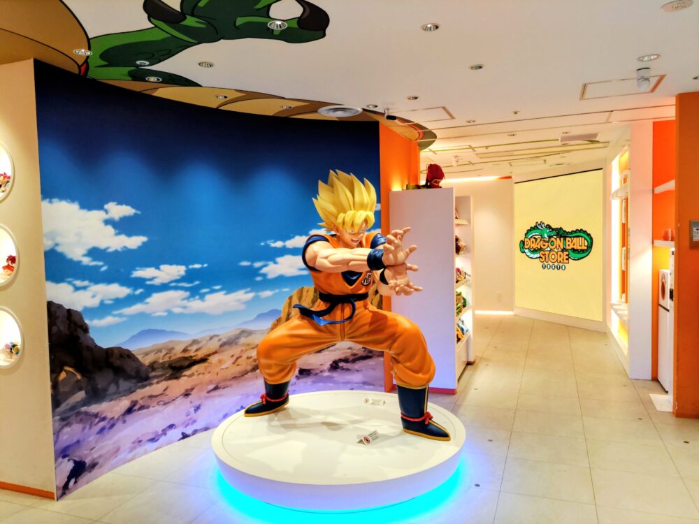 ドラゴンボールストア店内に設置されたの孫悟空フィギュア
