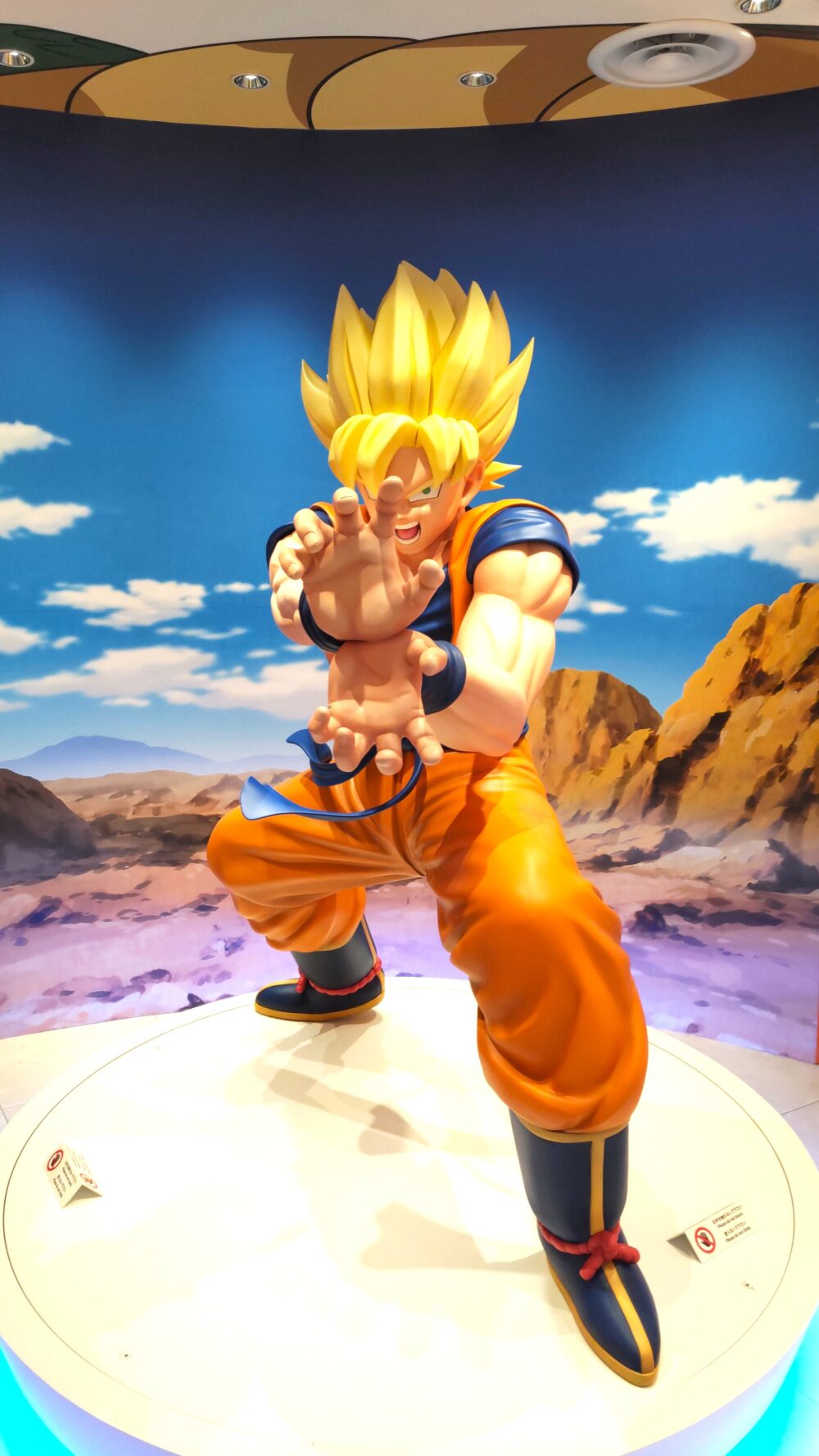 ドラゴンボールストア店内に設置された悟空のフィギュア